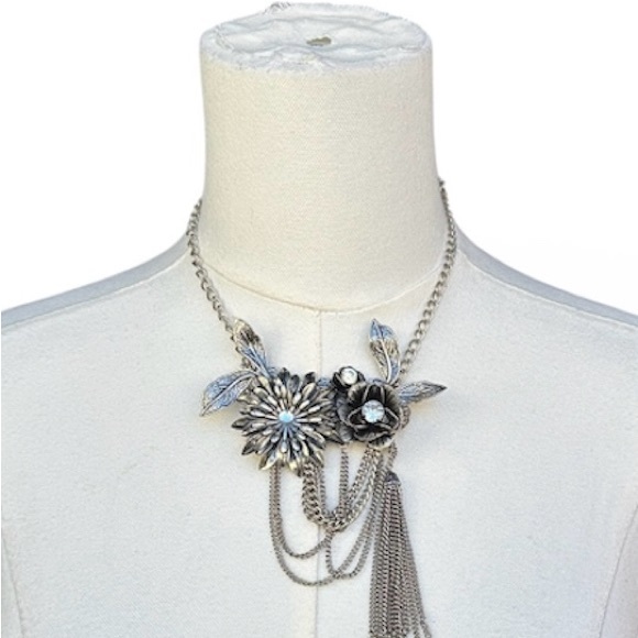 Jewelry - Elegant Silver Floral Necklace